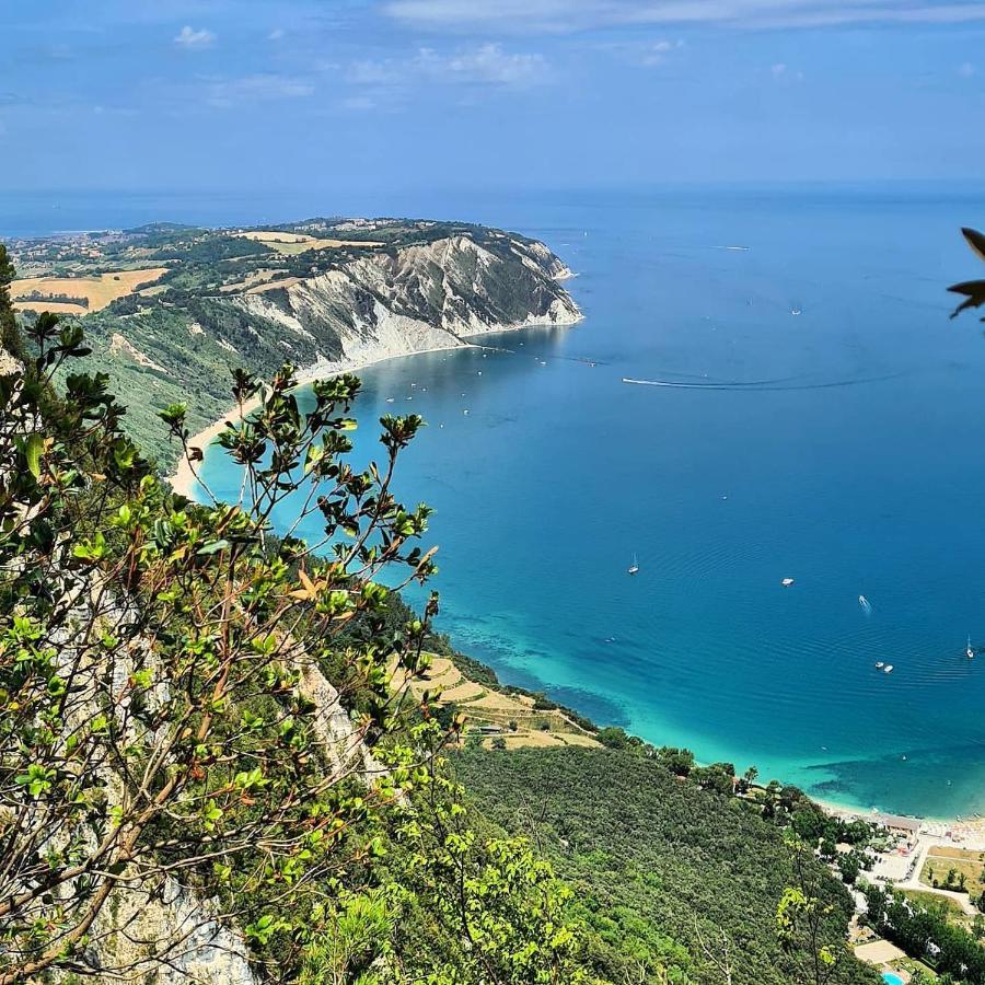 Il Poggiolo Di Levante - Piscina E Ombrellone Spiaggia Prima Fila Incluso Marcelli Bagian luar foto